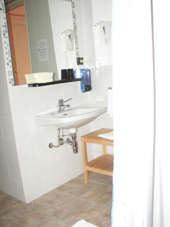 Albergo Sangrila Lanzo Torinese Δωμάτιο φωτογραφία